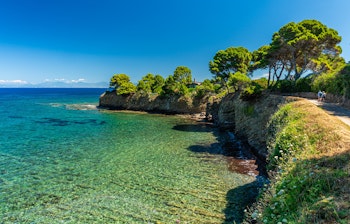 Betagende blåt hav ved Punta Licosa nær Castellabate i Cilento-regionen, perfekt til en afslappende ferie i det sydlige Italien
