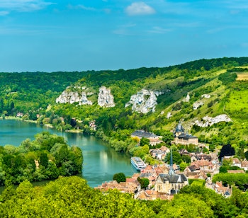 Charmerende udsigt over Les Andelys landsby ved Seinen i Normandiet, Frankrig