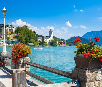 Idyllisk udsigt over St. Wolfgang landsby ved den turkise Wolfgangsee sø omgivet af de østrigske alper i Salzkammergut