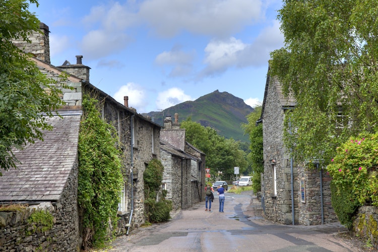 Charmerende stenhuse i den hyggelige landsby Grasmere i Lake District, England - et populært rejsemål med historisk betydning