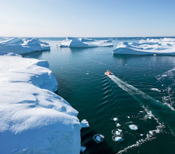 Betagende luftfoto af de majestætiske isbjerge i Ilulissat Isfjord i Grønland, hvor den aktive gletsjer møder Diskobugten - oplev et af verdens mest spektakulære arktiske naturscenerier