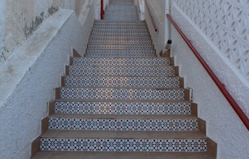 Imponerende stentrappe i Spanien der viser traditionel spansk arkitektur og udendørs design