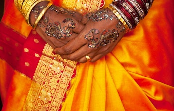 Detaljerede henna-mønstre på en bruds hænder under et traditionelt indisk bryllup, der viser den smukke kunstneriske mehndi-dekoration