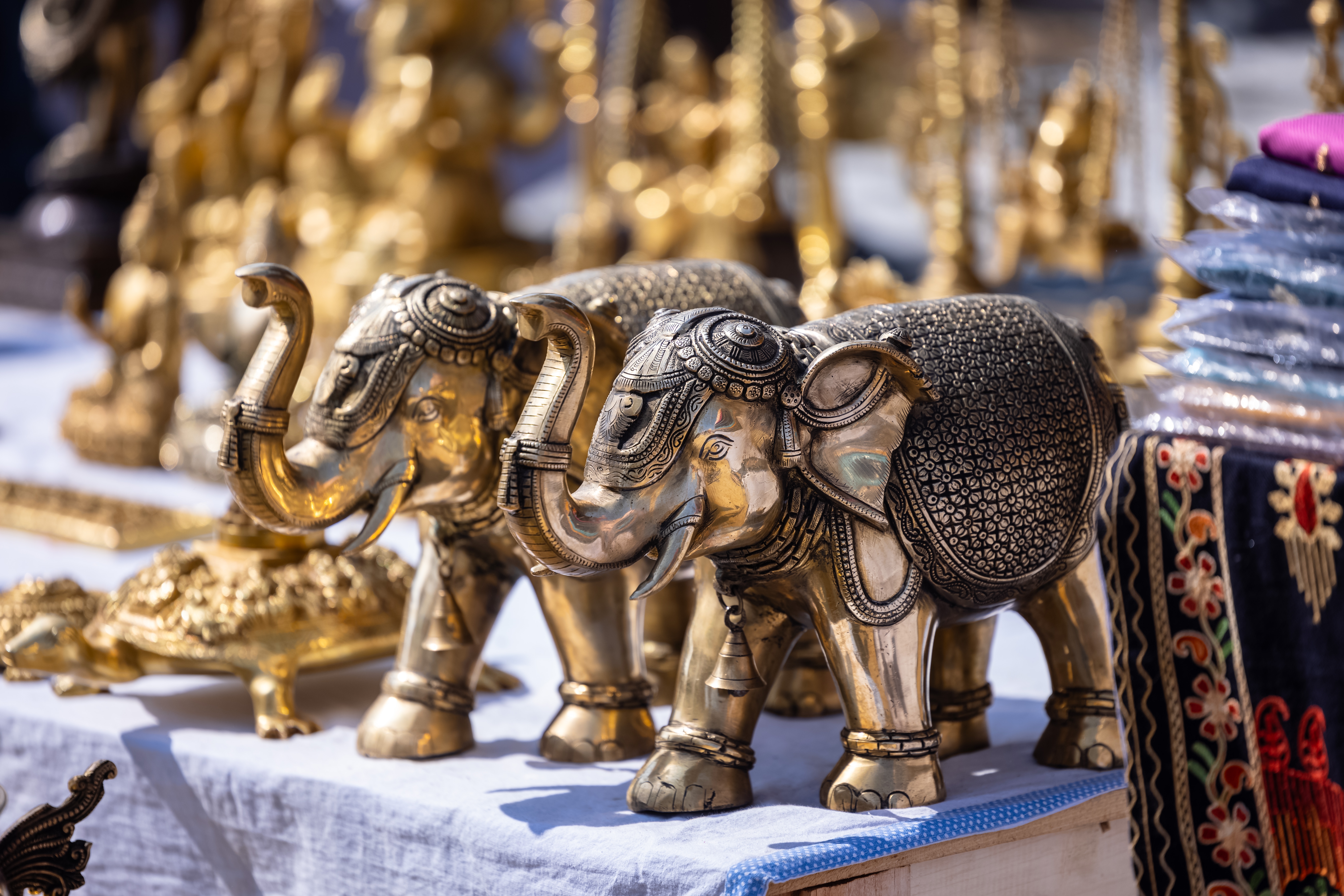 Traditionel håndlavet messingfigur fra Indien med detaljeret kunstnerisk udformning - et smukt eksempel på indisk kulturarv og håndværkstraditioner, perfekt som souvenir