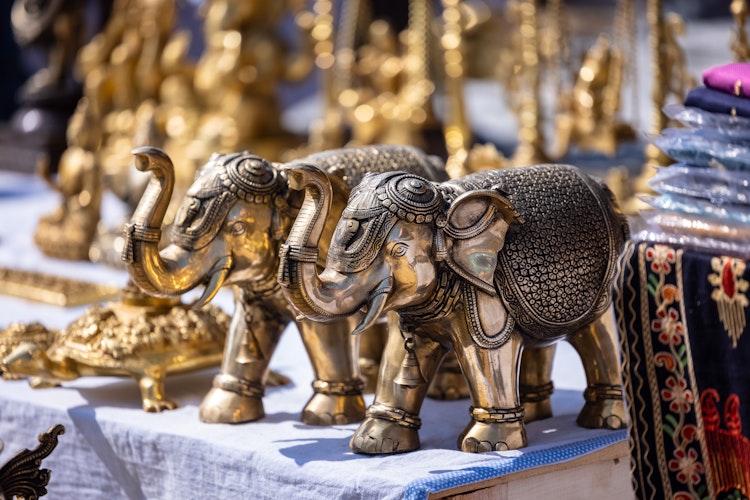 Traditionel håndlavet messingfigur fra Indien med detaljeret kunstnerisk udformning - et smukt eksempel på indisk kulturarv og håndværkstraditioner, perfekt som souvenir