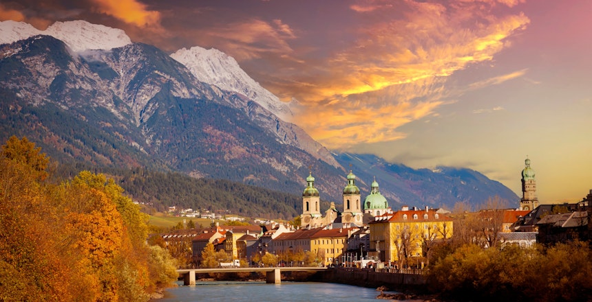 Panoramisk udsigt over Innsbrucks historiske bylandskab med farverige bygninger ved solnedgang i Tyrol, Østrig