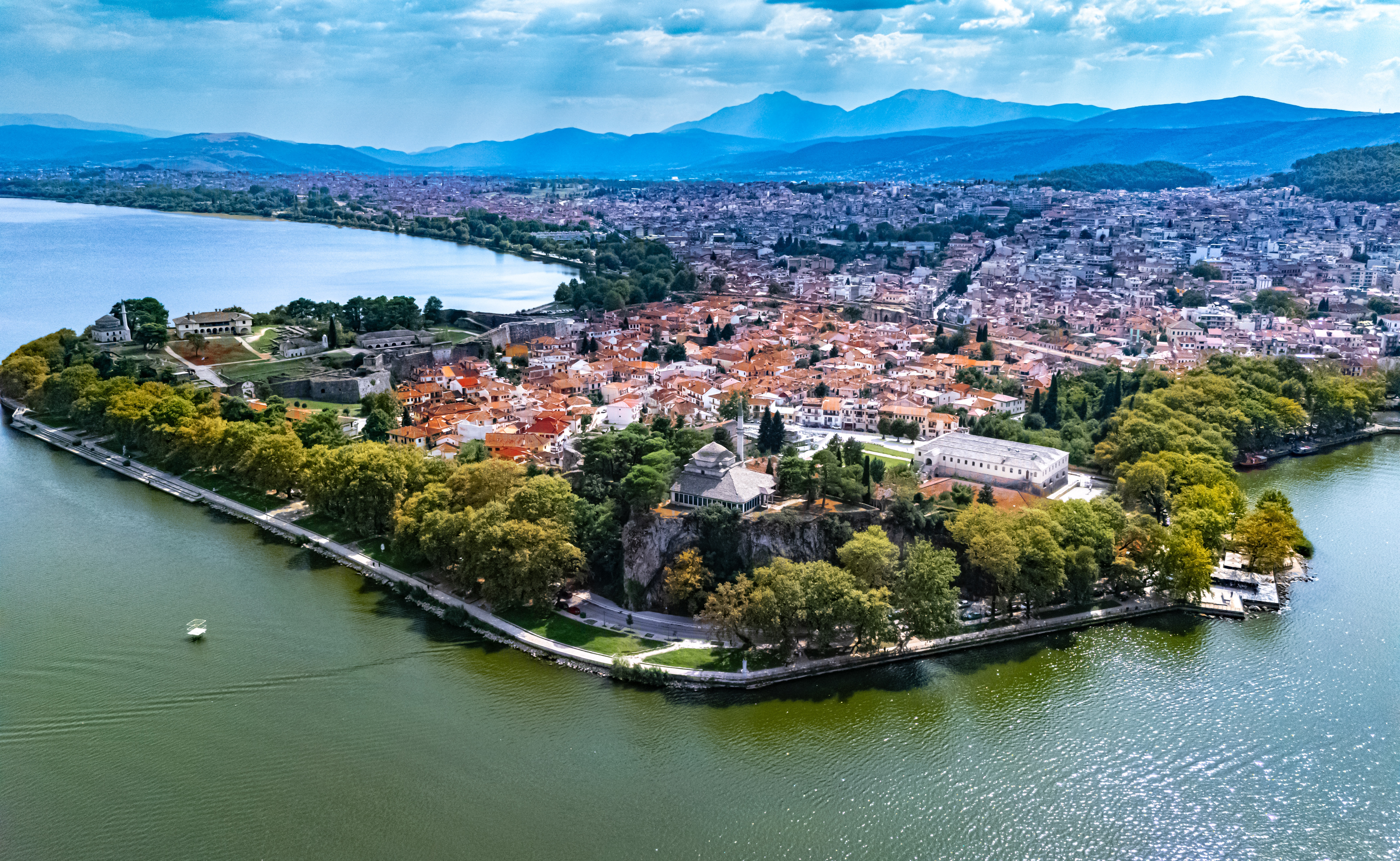 Luftfoto af Ioannina gamle by på halvø i Pamvotis-søen med fæstning og traditionel arkitektur i Epirus, Grækenland