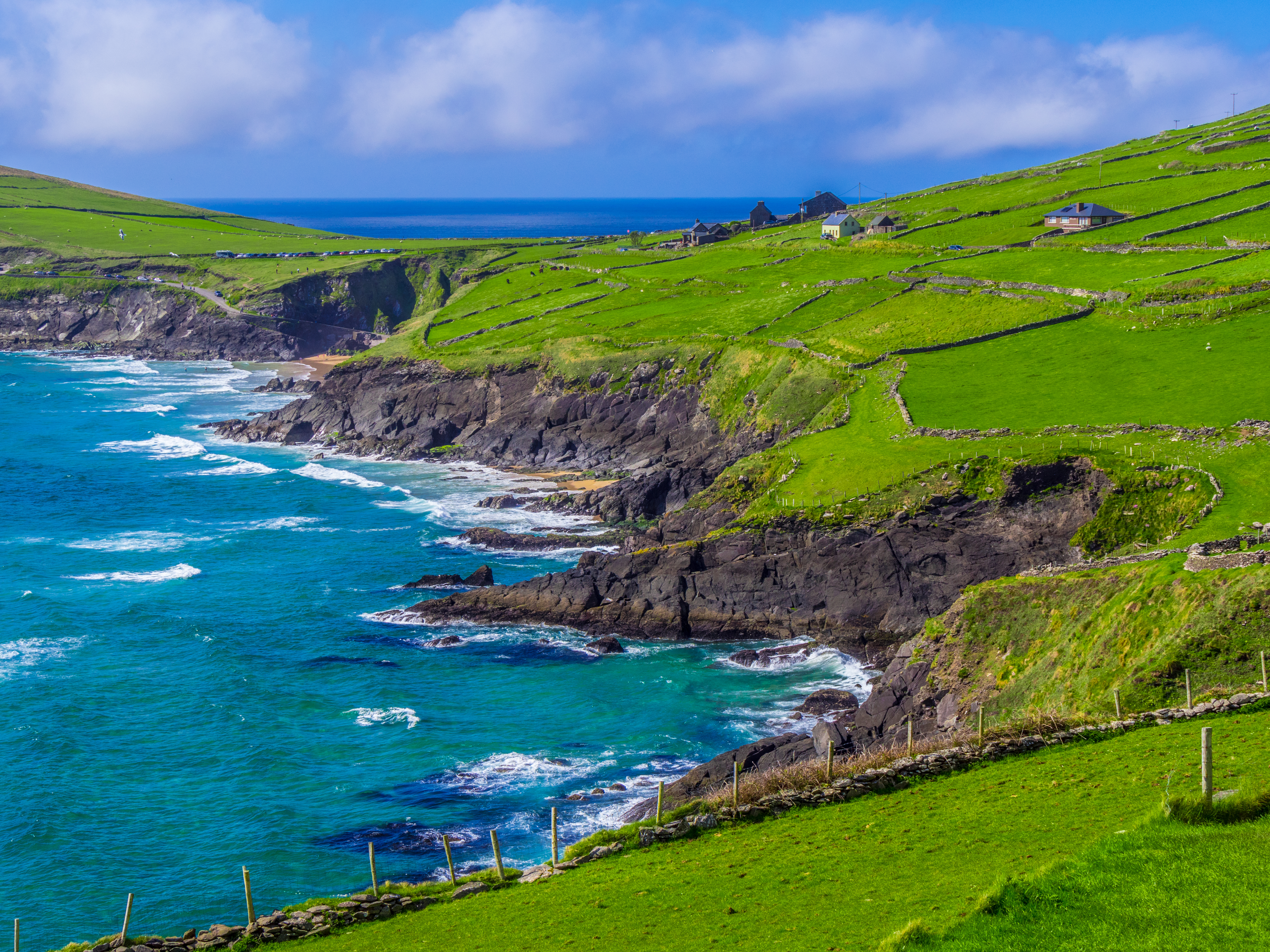 Irlands smukke grønne klipper og turkisblå vand langs Atlanterhavskysten