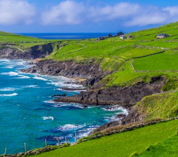 Irlands smukke grønne klipper og turkisblå vand langs Atlanterhavskysten