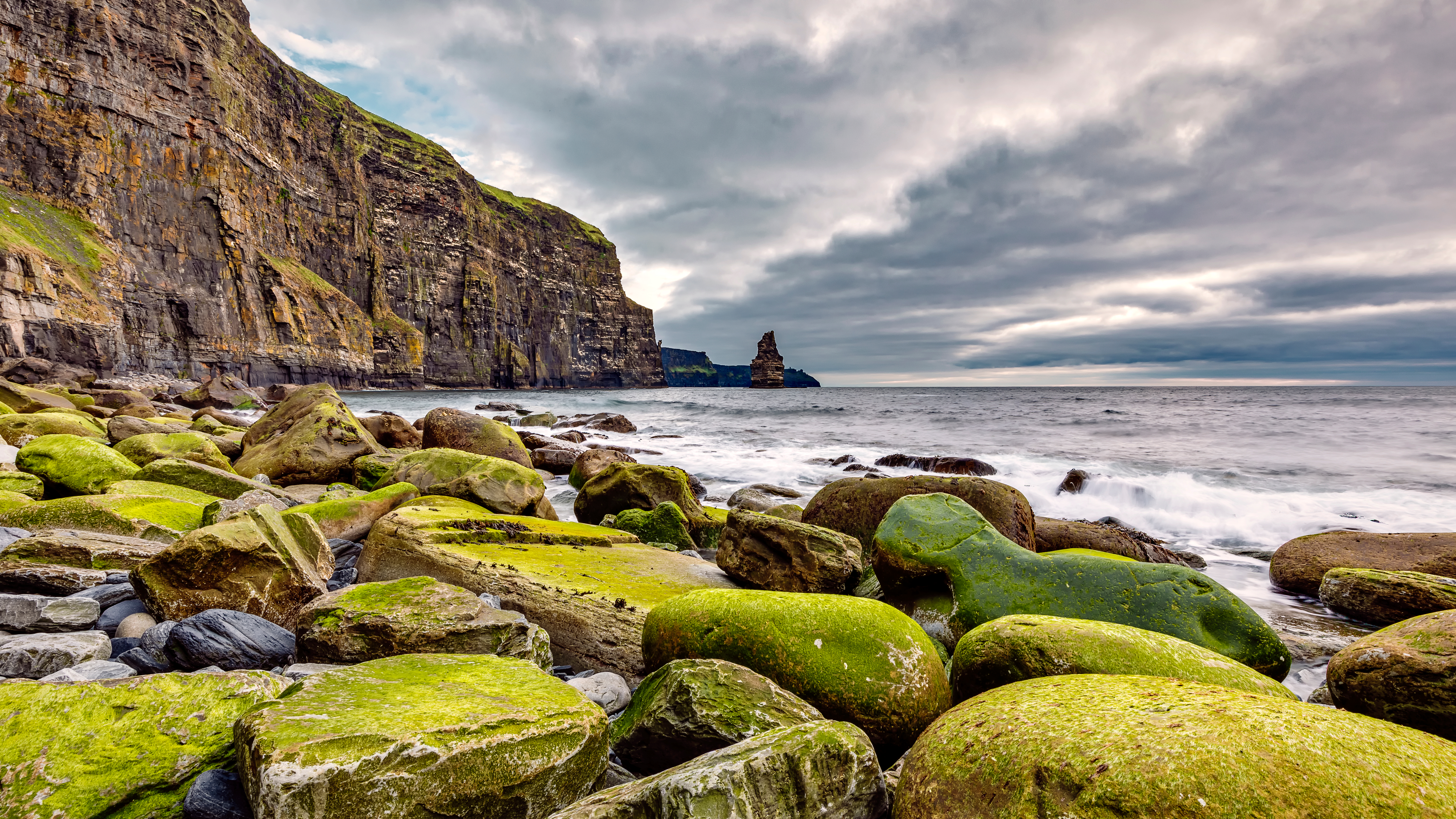 Dramatiske mossede klipper ved Cliffs of Moher på Irlands vestkyst