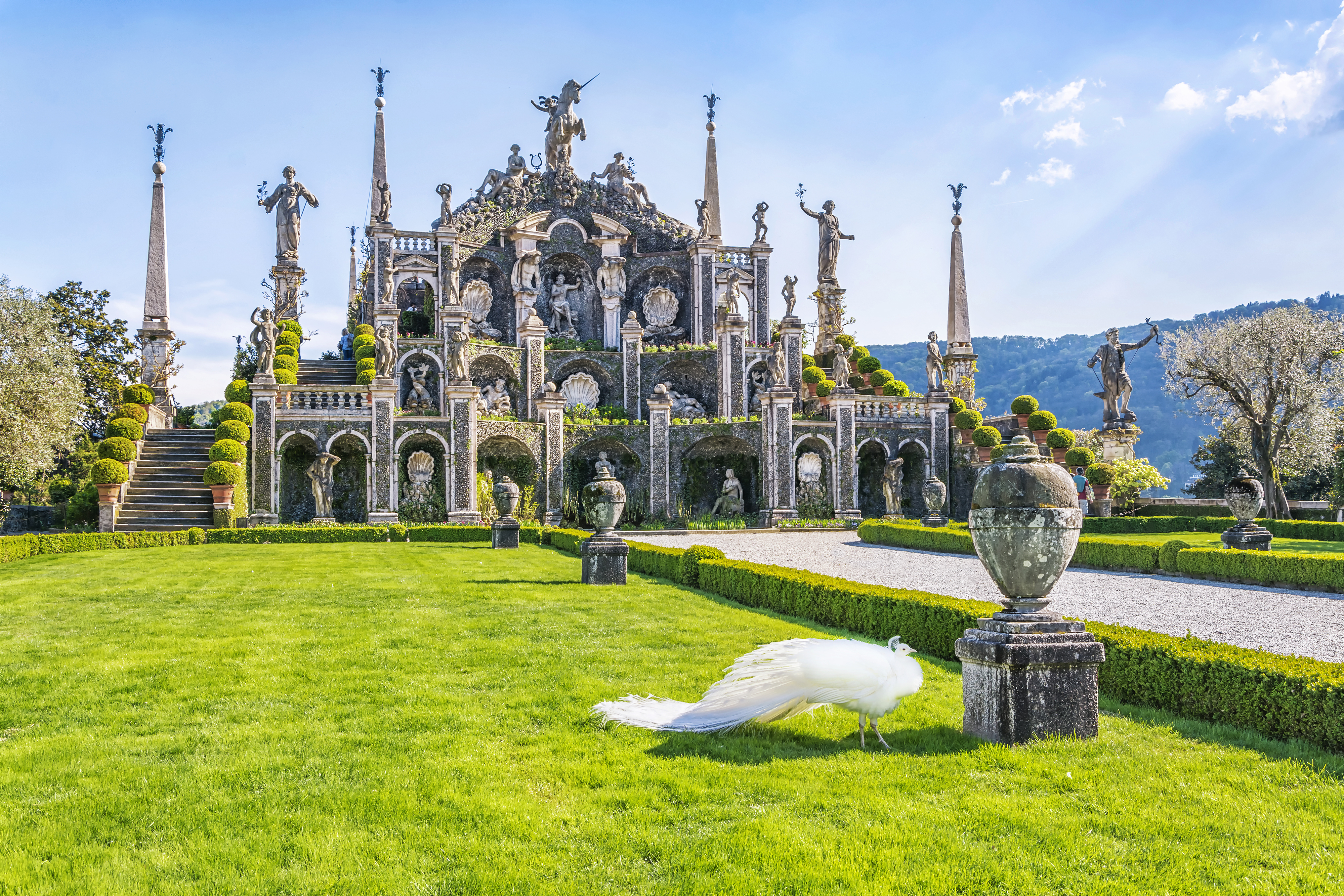 Smuk barokhave med statuer og palads på Isola Bella øen i Lago Maggiore, Stresa, Norditalien
