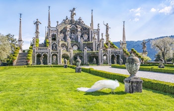 Smuk barokhave med statuer og palads på Isola Bella øen i Lago Maggiore, Stresa, Norditalien