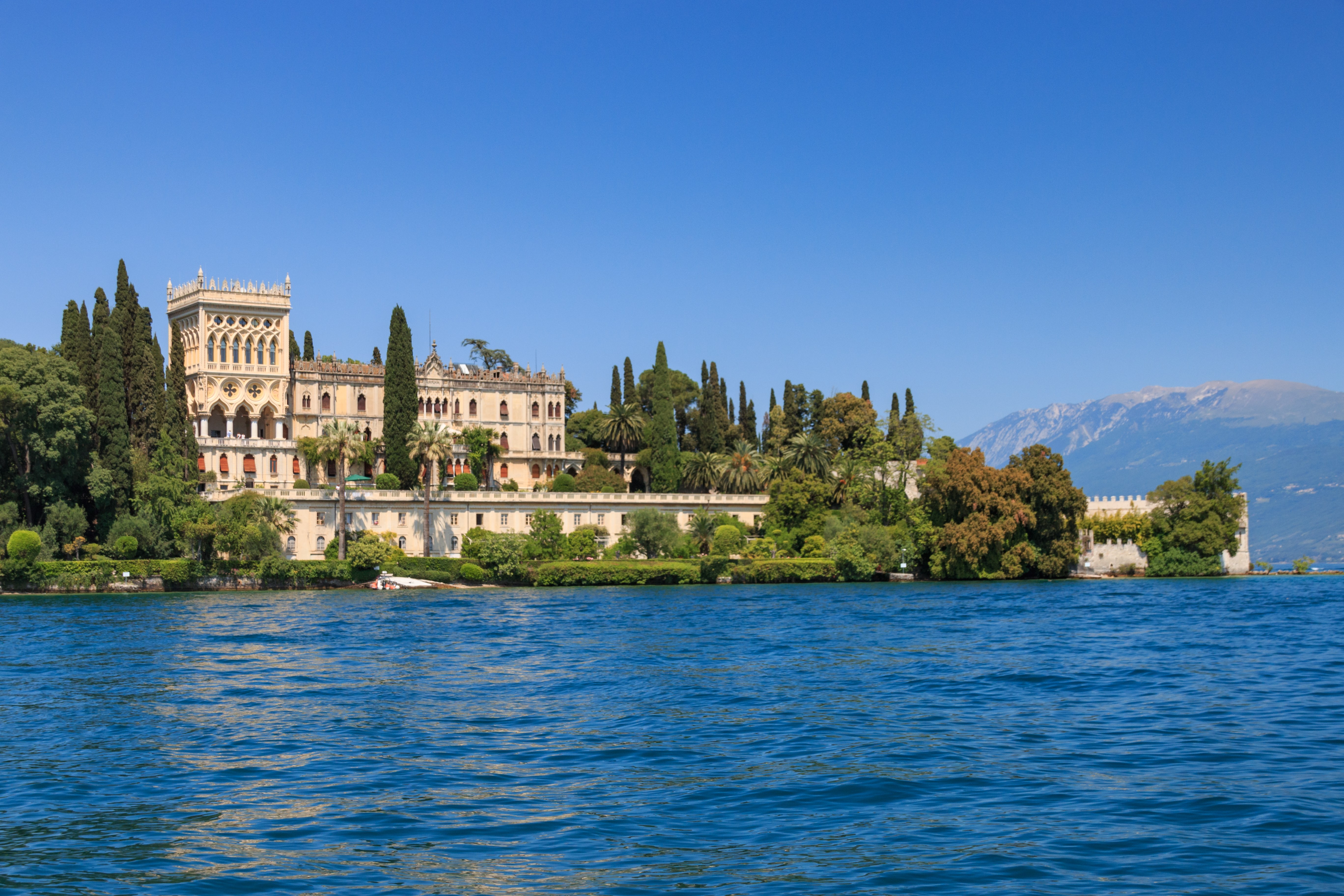 Isola del Garda med den smukke Villa Borghese Cavazza i venetiansk neo-gotisk stil omgivet af cyprestræer og frodige haver på Gardasøen, Italien