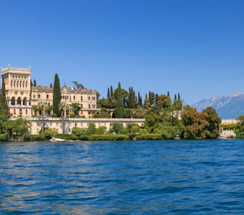 Isola del Garda med den smukke Villa Borghese Cavazza i venetiansk neo-gotisk stil omgivet af cyprestræer og frodige haver på Gardasøen, Italien