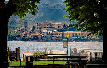Smuk udsigt over Isola San Giulio med det historiske kloster i Lago d'Orta søen i Piemonte-regionen - en idyllisk feriedestination i Norditalien