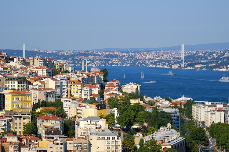 Panoramaudsigt over Istanbul med den ikoniske Bosporusbro, der forbinder Europa og Asien over det azurblå stræde