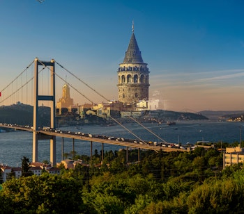 Panoramaudsigt over Istanbul ved solnedgang med Bosporusstrædet, Süleymaniye-moskeen og Galata-tårnet på vores 5-dages kulturrejse