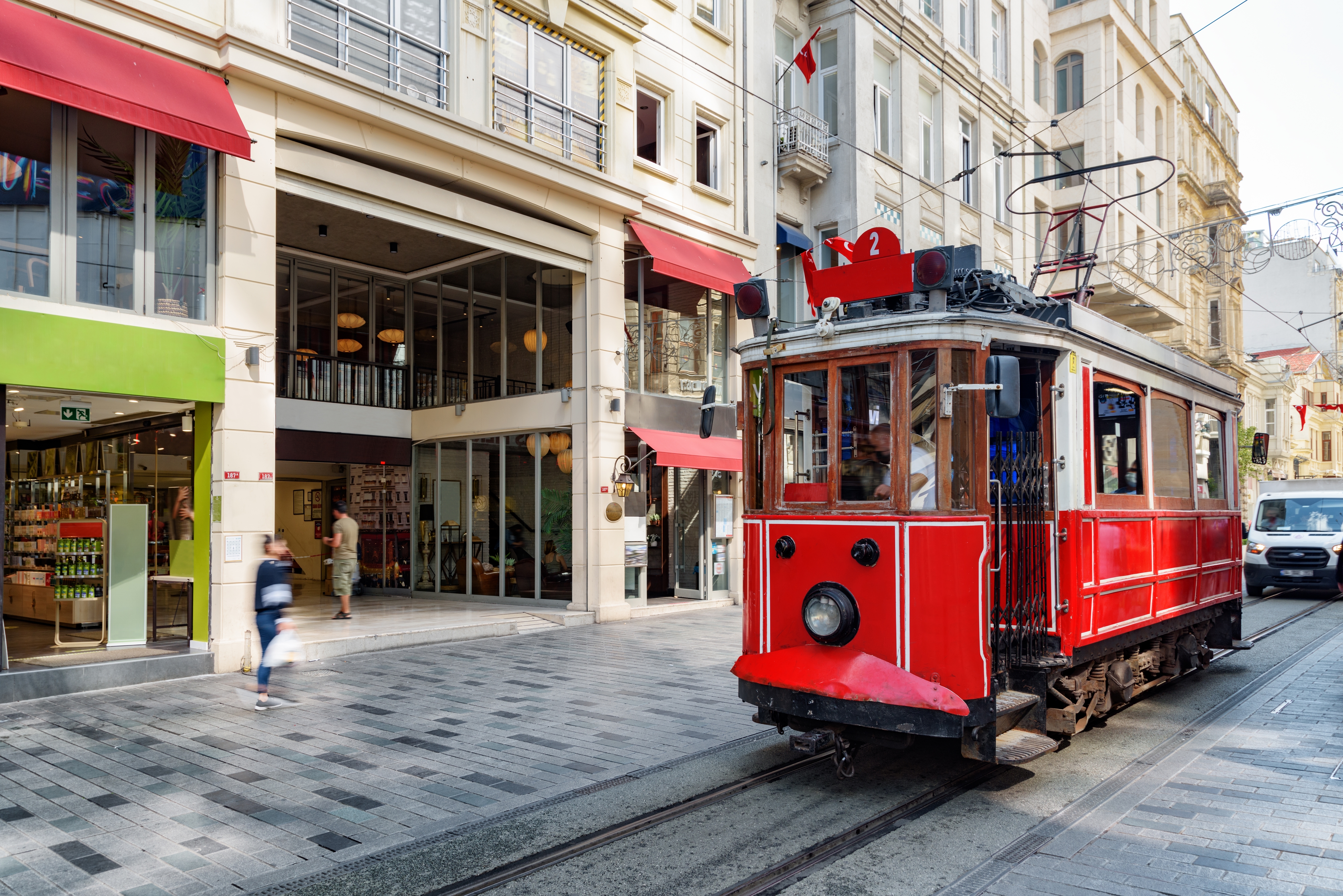 Den ikoniske røde nostalgiske sporvogn på Istiklal Avenue i Istanbul. En populær turistattraktion i Tyrkiets største by på en solrig dag.
