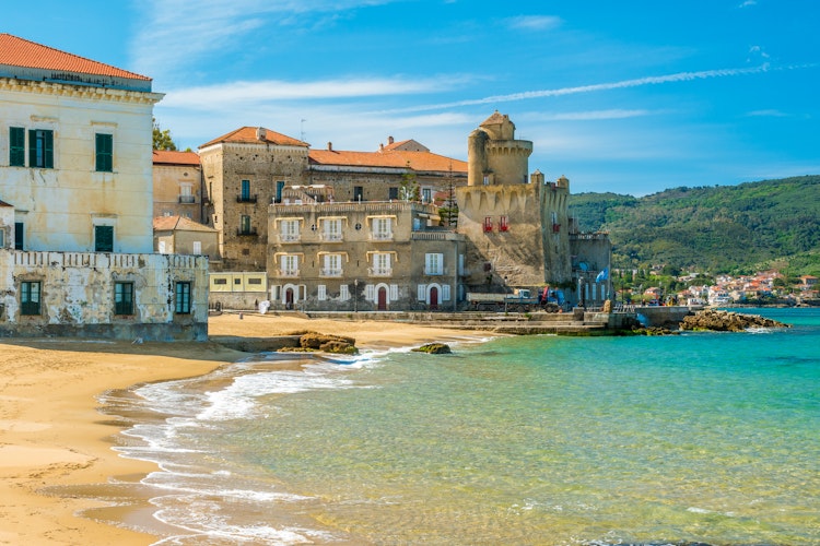 Smuk italiansk kystby med historiske stenbygninger og turkisblåt vand ved Adriaterhavet