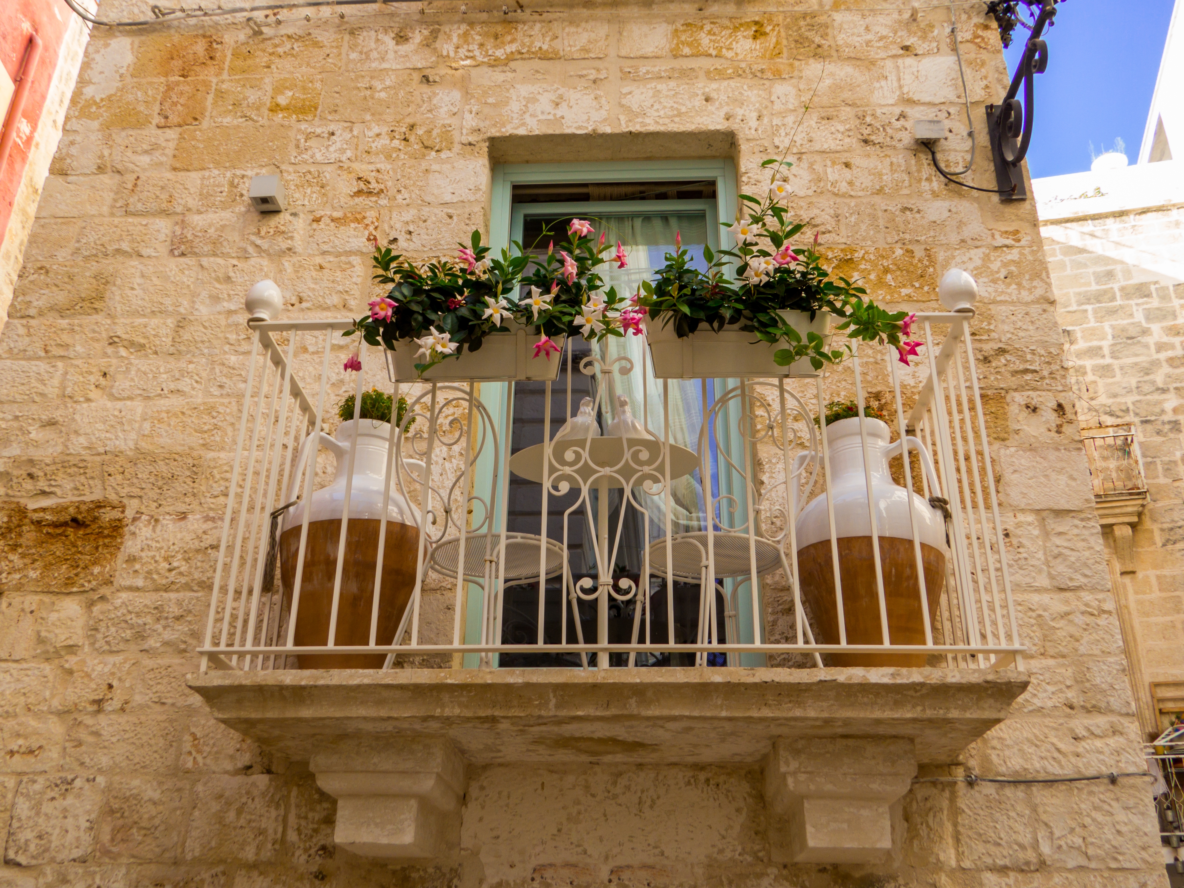 Traditionel italiensk balkong med blomster i historisk Puglia Italien