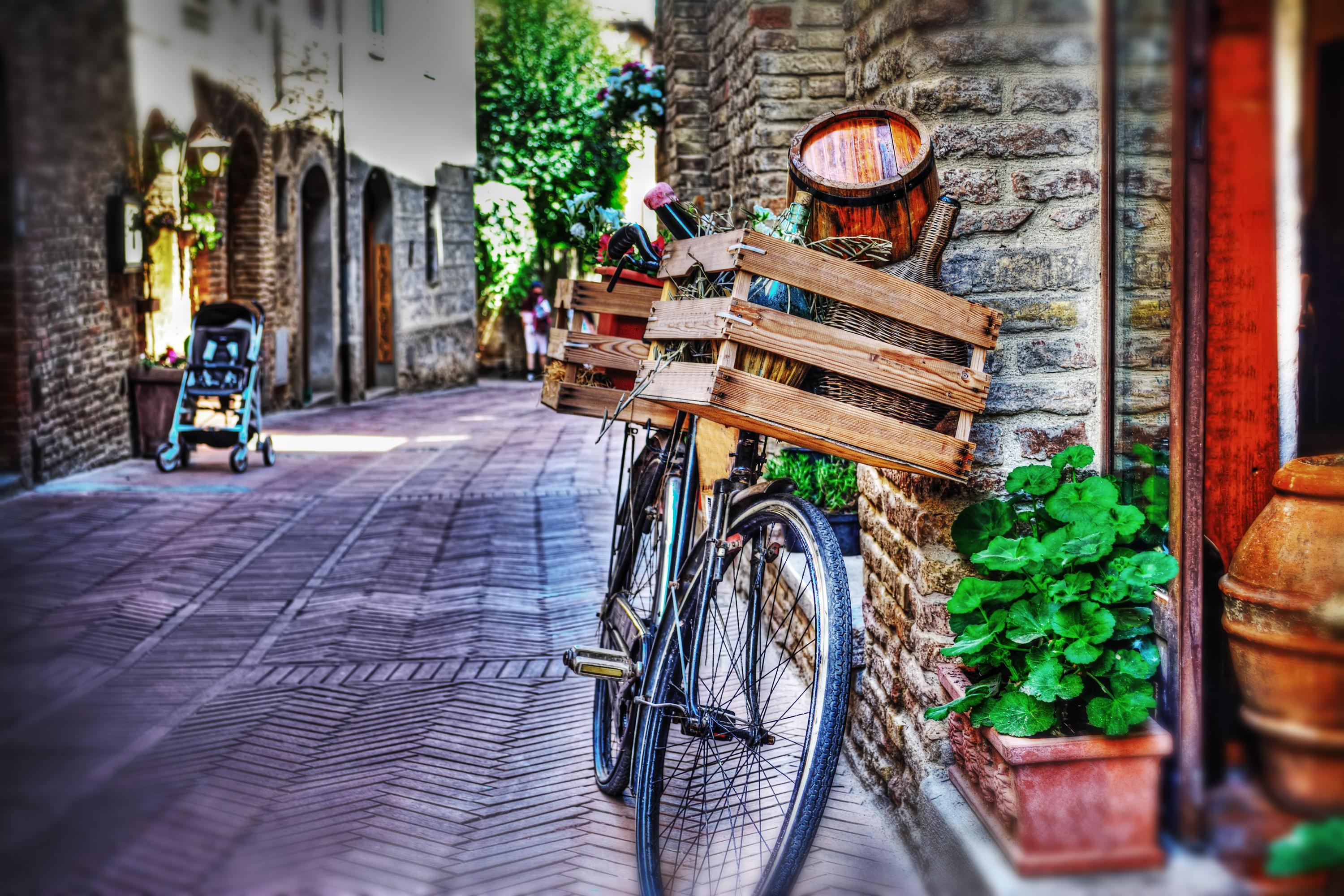 Traditionel italiensk cykel med trækasser på brolagt gade i Toscana