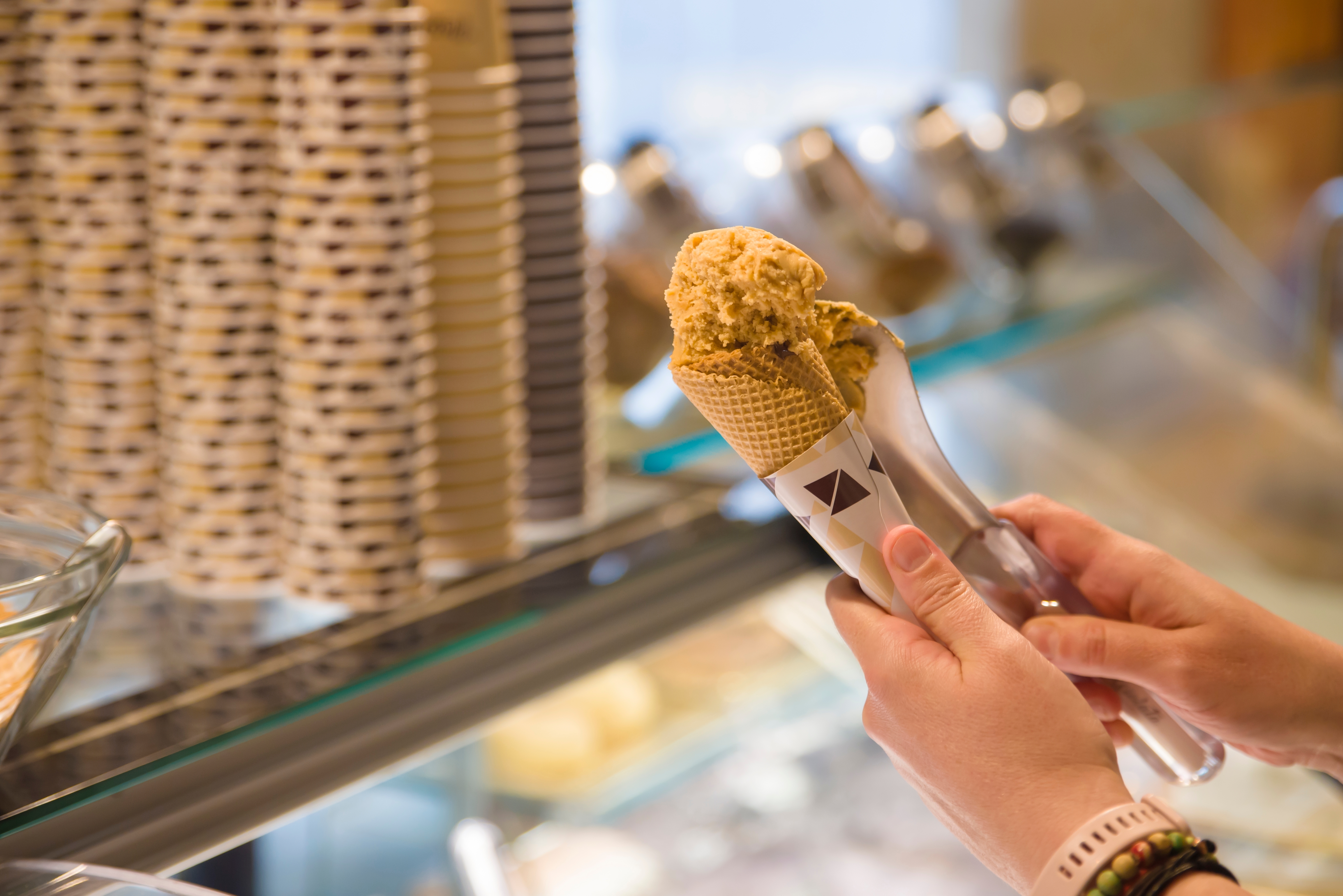 Farverig italiensk gelato-is i vaffelkringle fra traditionel iscafé i Rom, perfekt sommerdessert på ferien