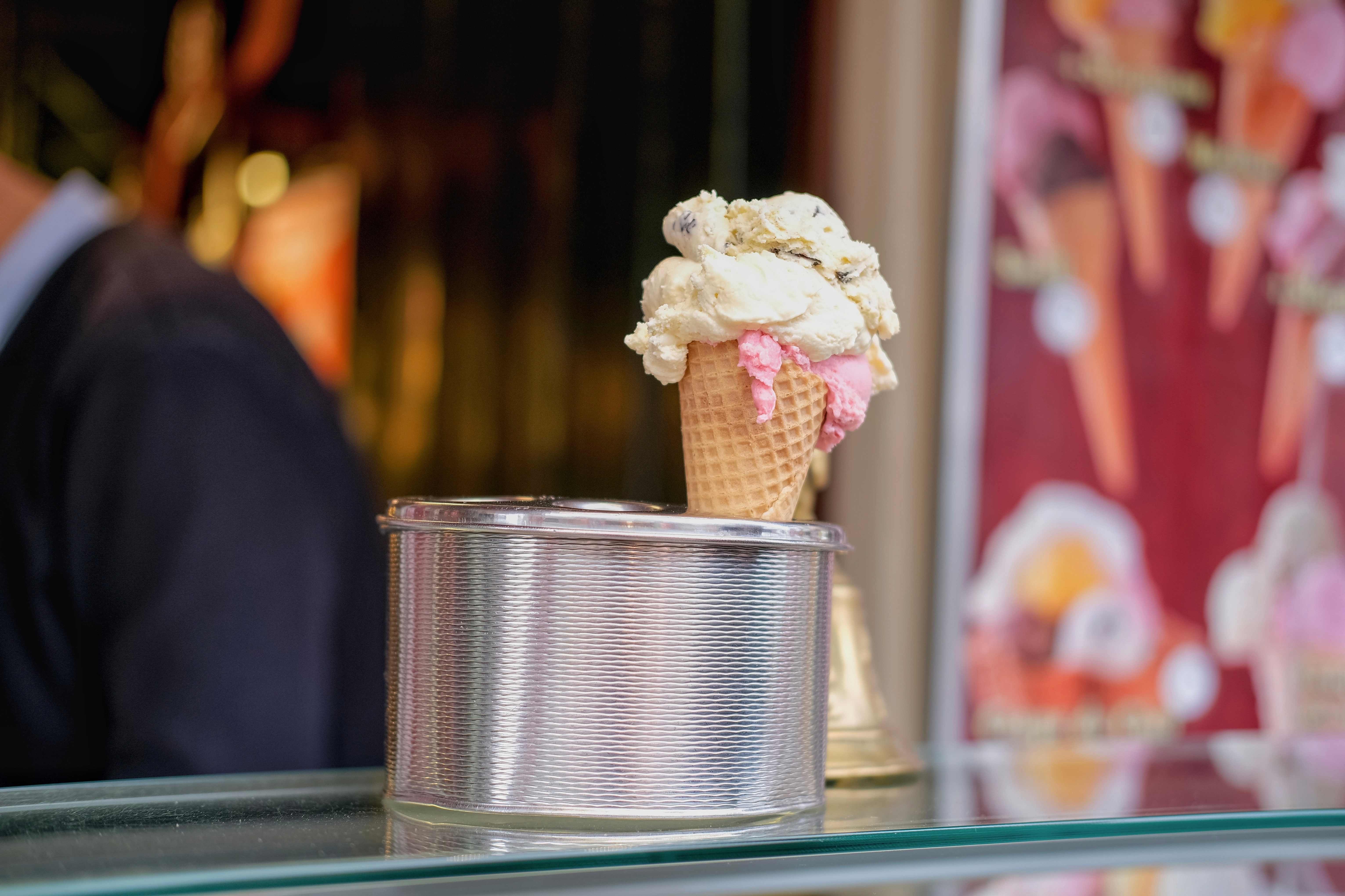 Lækkert italiensk gelato i vaffelkop serveret i iskiosk under Italien ferie