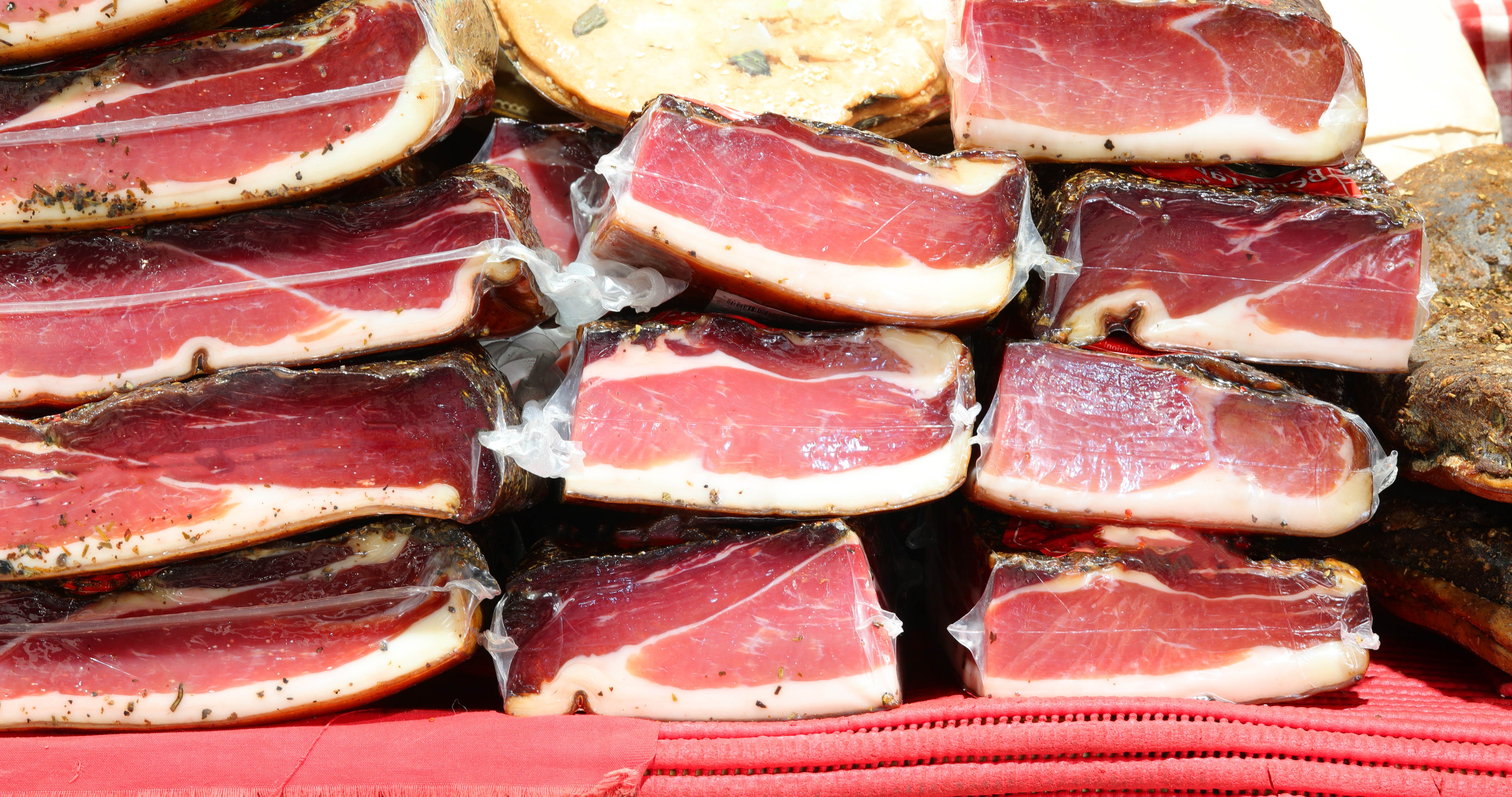 Traditionel italiensk speck og lufttørret kød på et marked i Sydtyrol, Italien