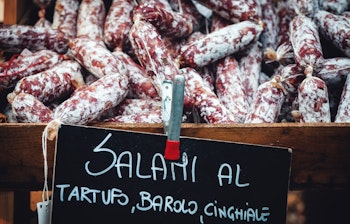 Traditionel italiensk trøffelsalami fra Piedmont med Barolo vin og vildsvinekød - lokal delikatesse