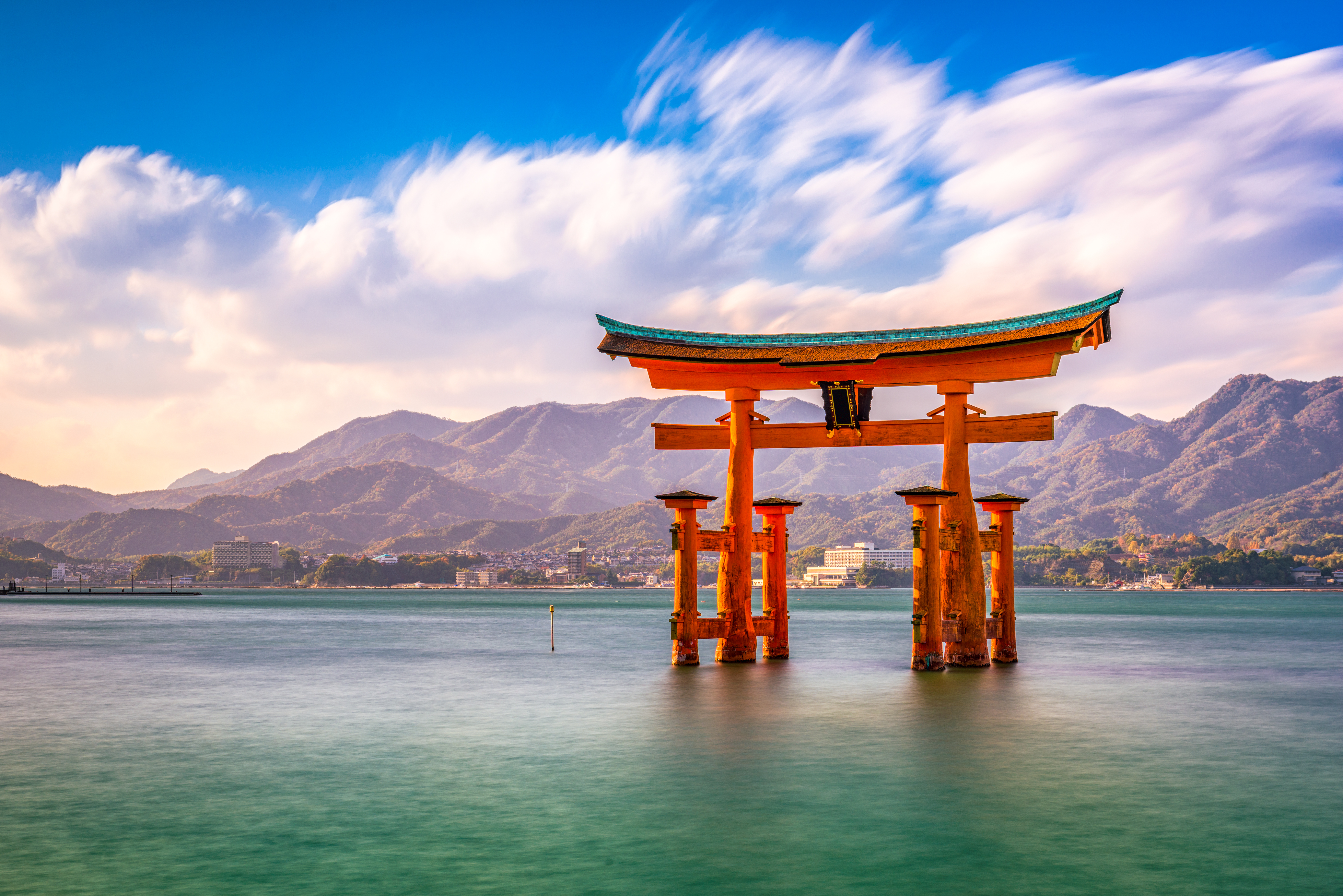 Den berømte flydende torii-port ved Itsukushima-helligdommen i Hiroshima-bugten, Japan ved solnedgang