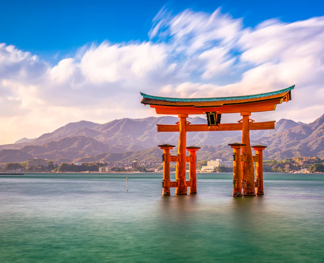 Den berømte flydende torii-port ved Itsukushima-helligdommen i Hiroshima-bugten, Japan ved solnedgang