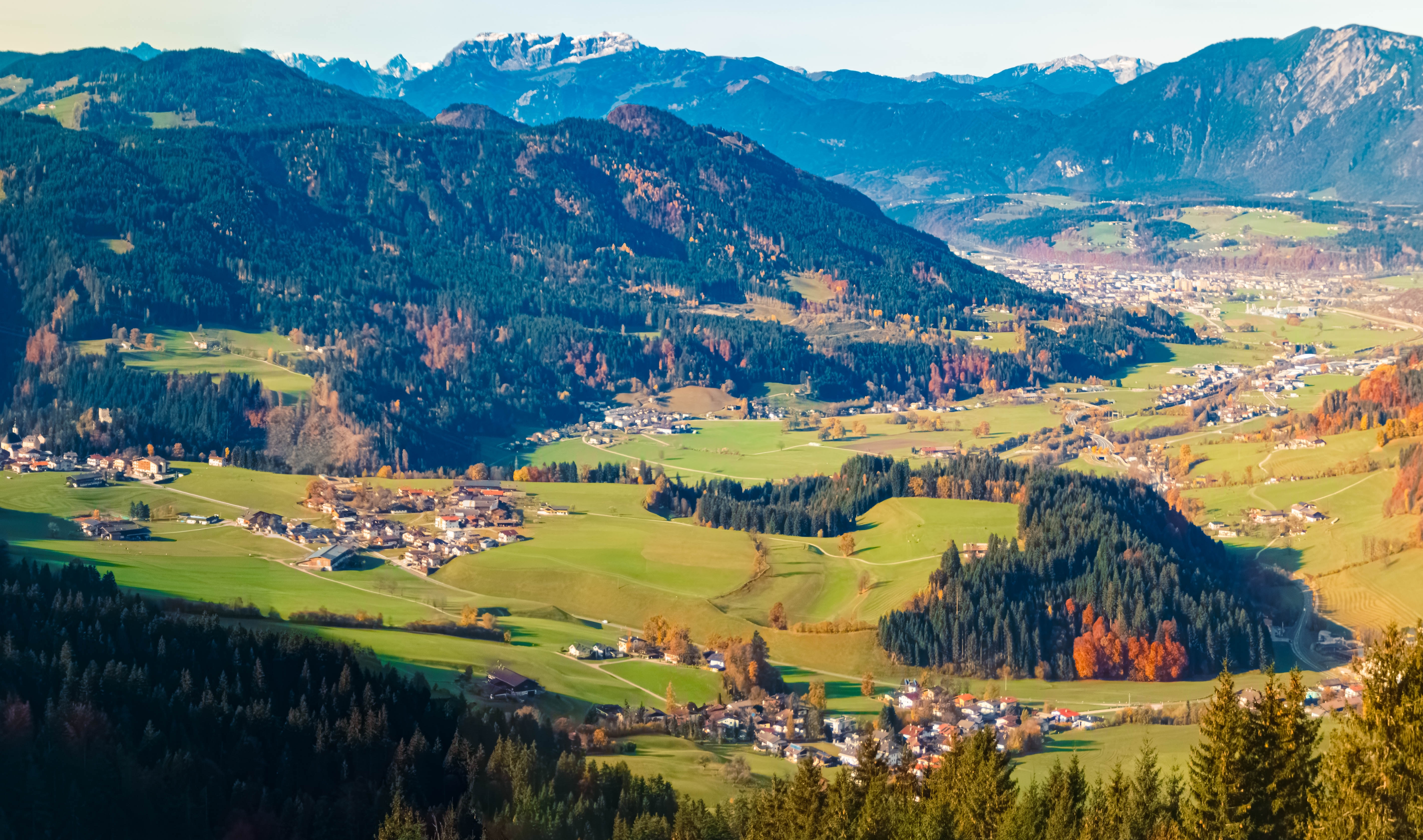 Smukt efterårspanorama over Itter-dalen med grønne alpenge, landsbyer og sneklædte bjerge nær Kitzbühel i Tyrol, Østrig