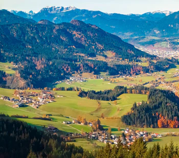 Smukt efterårspanorama over Itter-dalen med grønne alpenge, landsbyer og sneklædte bjerge nær Kitzbühel i Tyrol, Østrig