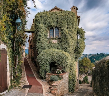 Historisk stenhus med blomstrende jasmin hvor den franske digter Jacques Prevert boede i Saint-Paul-de-Vence, Sydfrankrig
