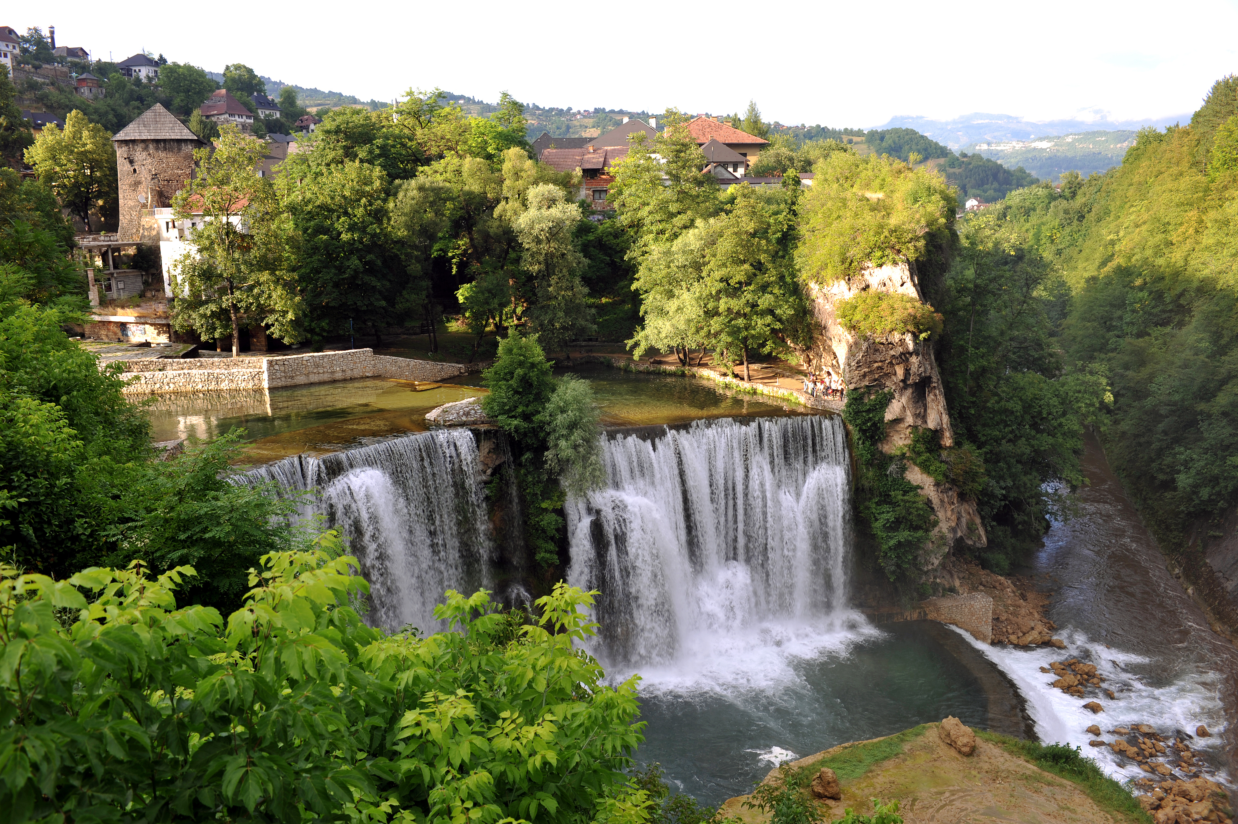 Det historiske Jajce vandfaldet og middelalderborgen i Bosnien Hercegovina omgivet af grøn natur