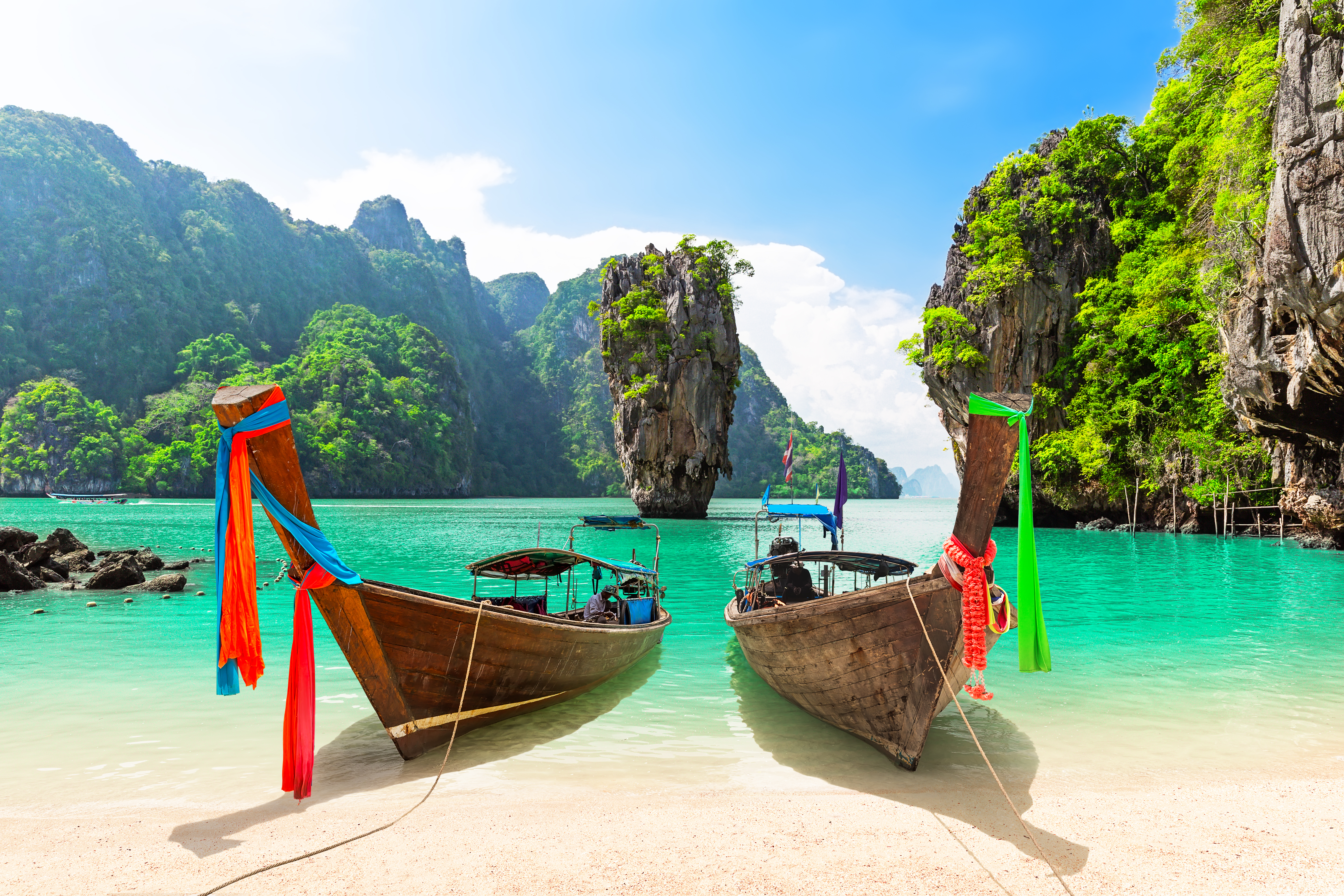 James Bond Island med longtail-båd, Phang Nga Bay ved Phuket, Thailand