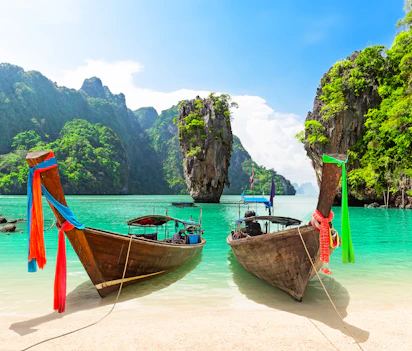James Bond Island med longtail-båd, Phang Nga Bay ved Phuket, Thailand