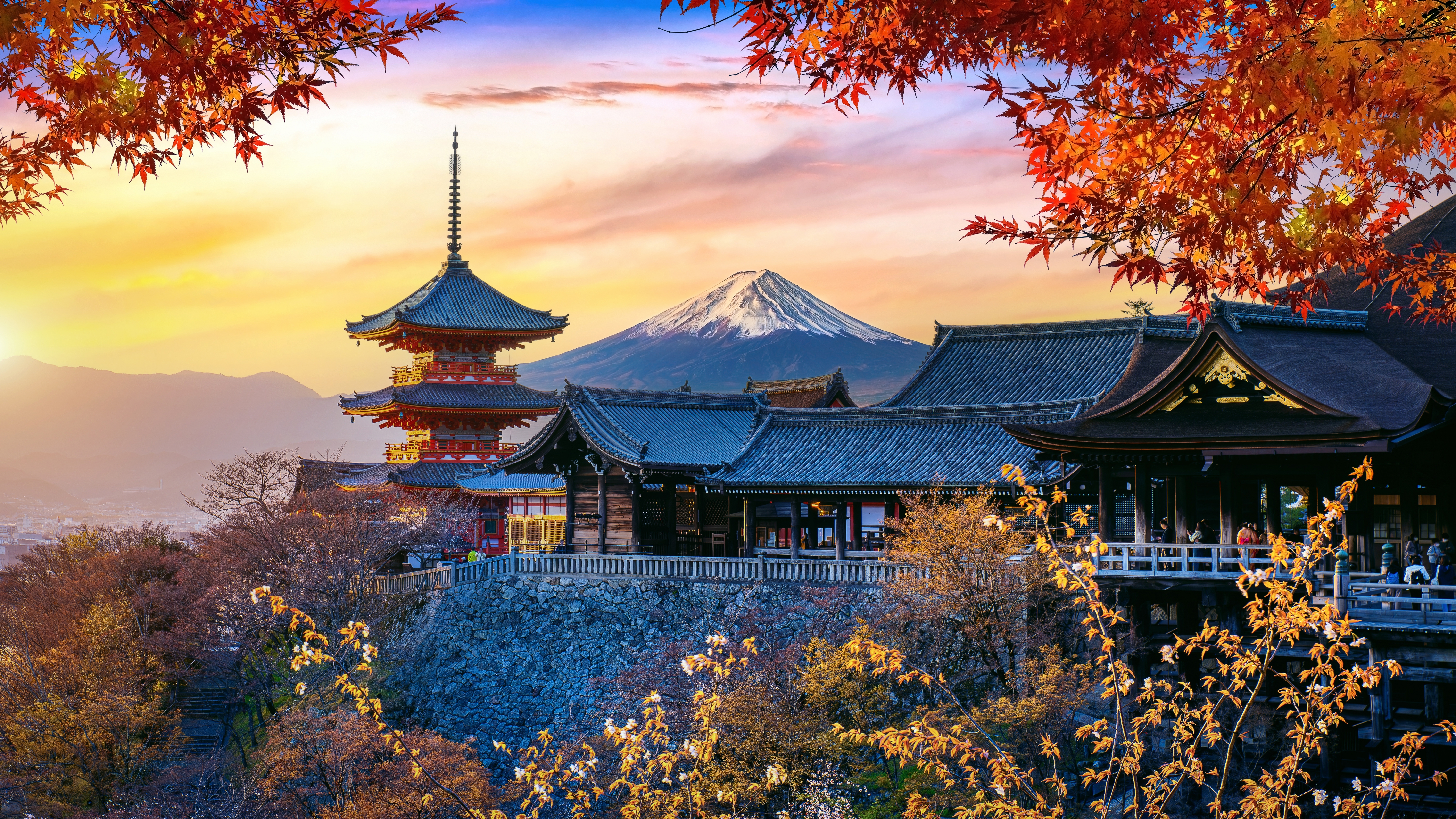 Betagende efterårslandskab i Japan med røde ahornblade og traditionel pagode ved solnedgang, perfekt til en kulturoplevelse i Kyoto