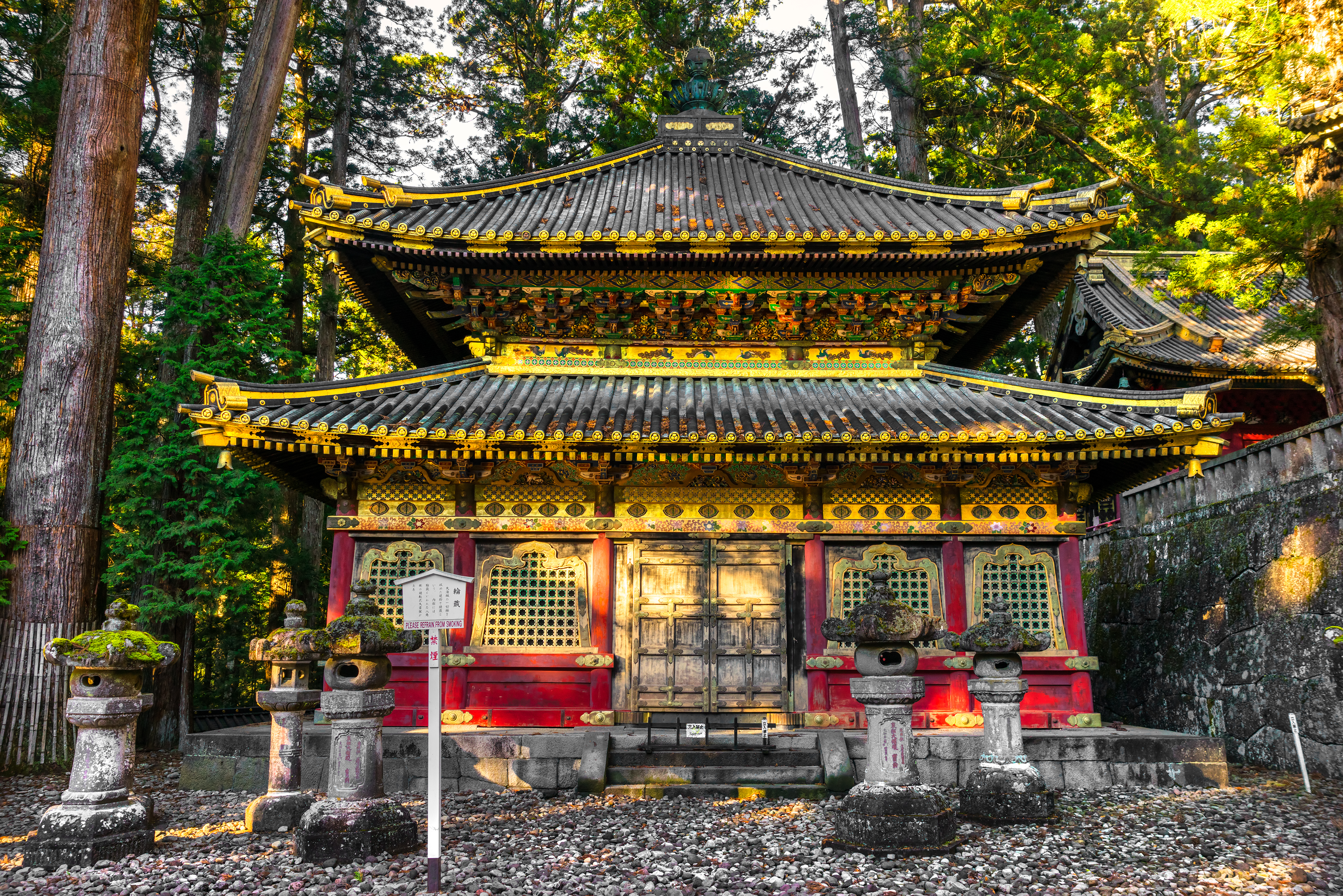 Traditionelt japansk tempel med gyldne dekorationer i Nikko Japan