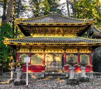 Traditionelt japansk tempel med gyldne dekorationer i Nikko Japan