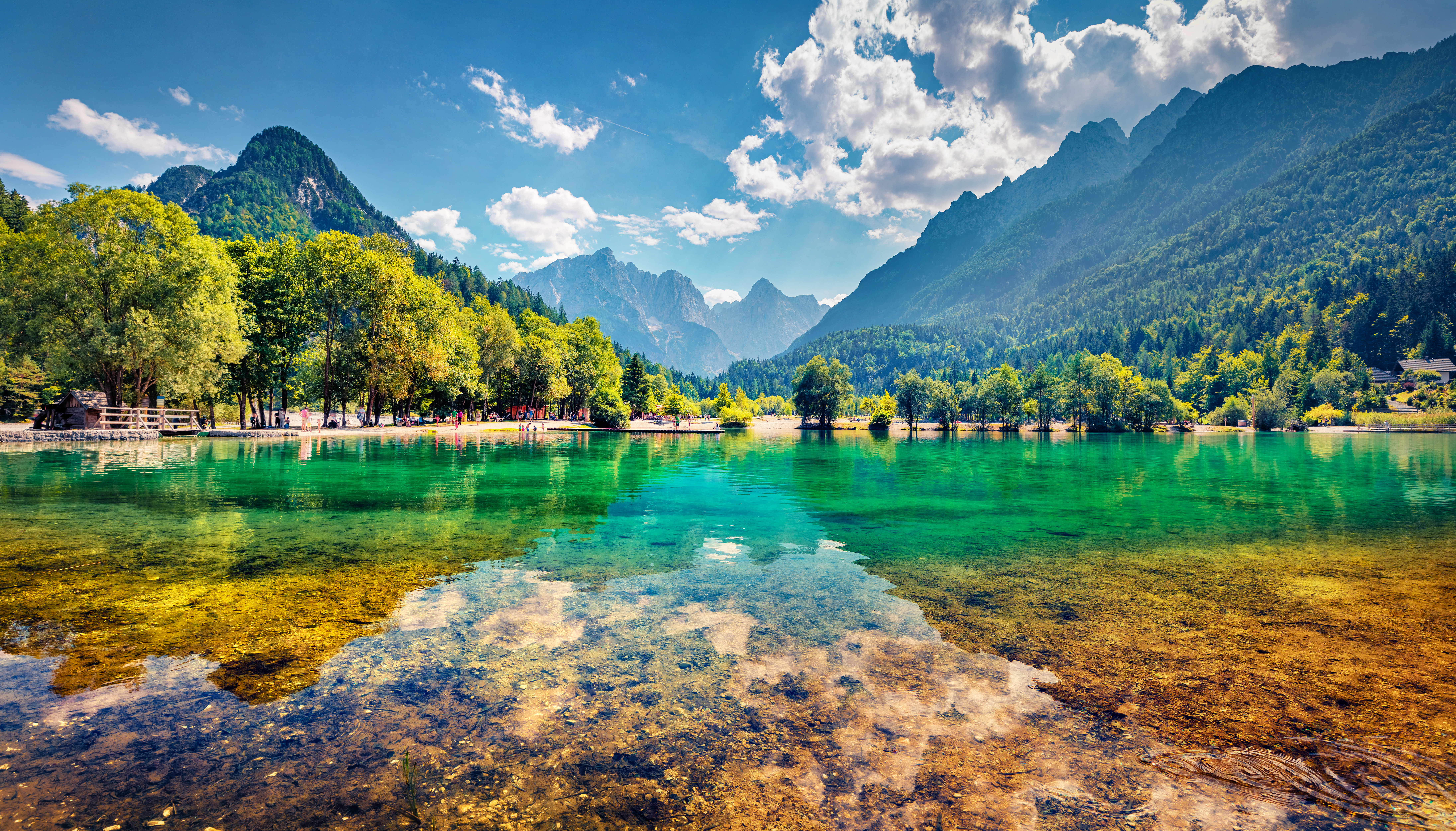 Betagende udsigt over den turkisblå Jasna-sø med spejlbillede af de majestætiske Juliske Alper i Triglav Nationalpark, Slovenien