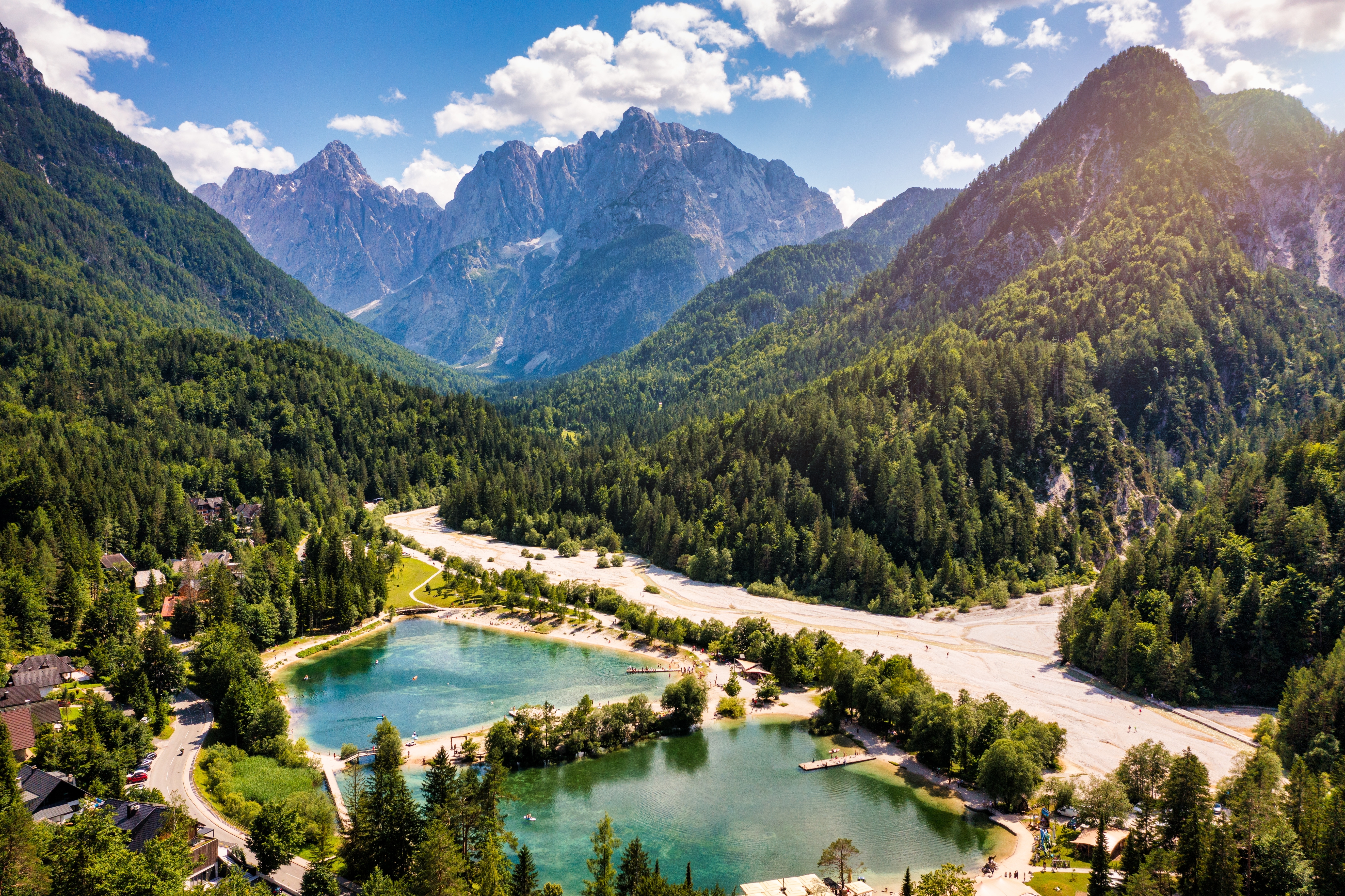 Idyllisk sommerudsigt over Jasna-søen med bjergreflektioner i Triglav Nationalpark, Slovenien