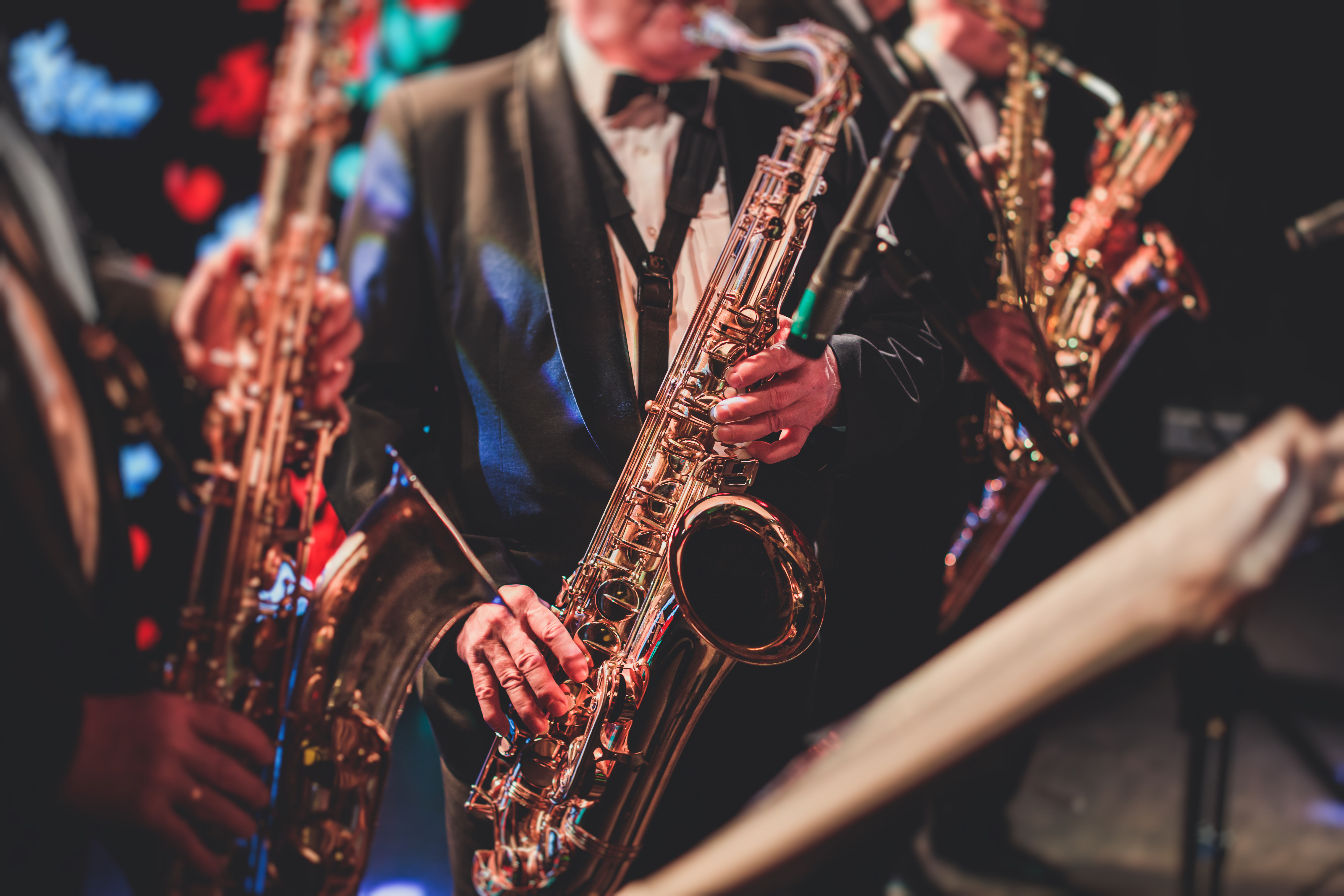 Professionel jazz saxofonist optræder live på scene under musik festival