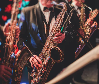 Professionel jazz saxofonist optræder live på scene under musik festival