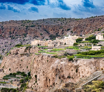 Betagende udsigt over Jebel Akhdar (Det Grønne Bjerg) i Oman med dramatiske klipper og frodige terrasser, en af højdepunkterne på vores rundrejse