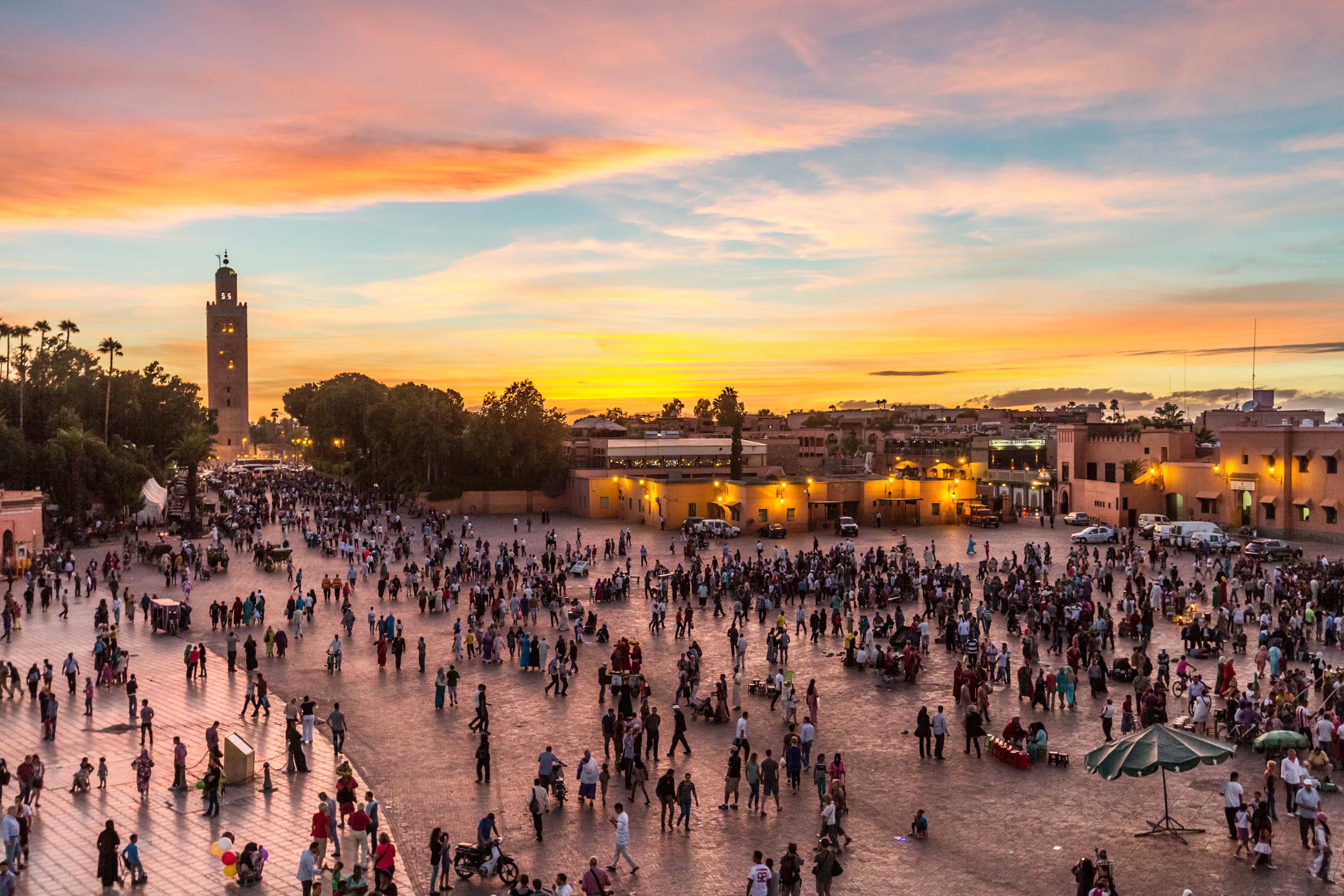 Den livlige markedsplads Jemaa el Fna i Marrakech, Marokko, med folkemængder og vibrerende stemning i medinaen