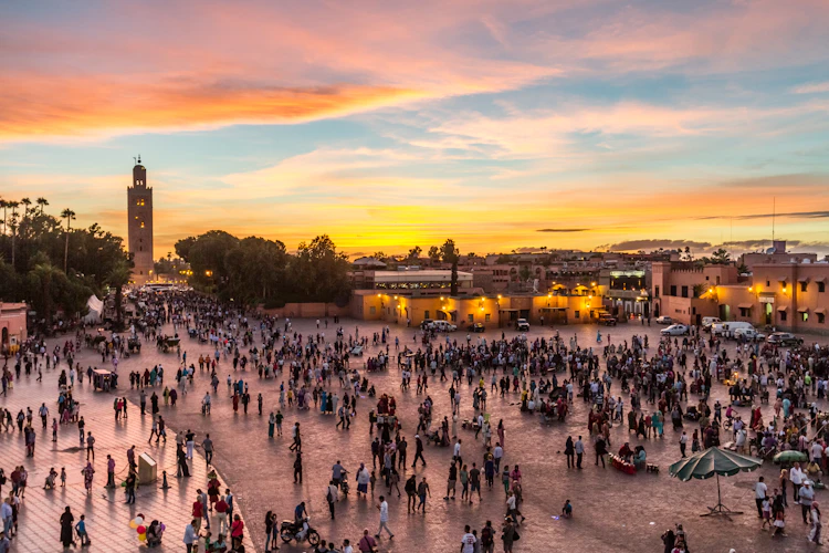 Den livlige markedsplads Jemaa el Fna i Marrakech, Marokko, med folkemængder og vibrerende stemning i medinaen