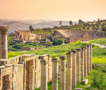 Antikke romerske søjler og amfiteater ruiner ved Jerash arkæologiske område i Jordan