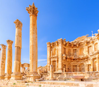 Antikke romerske ruiner i Jerash Jordan med imponerende søjler og arkæologiske levn
