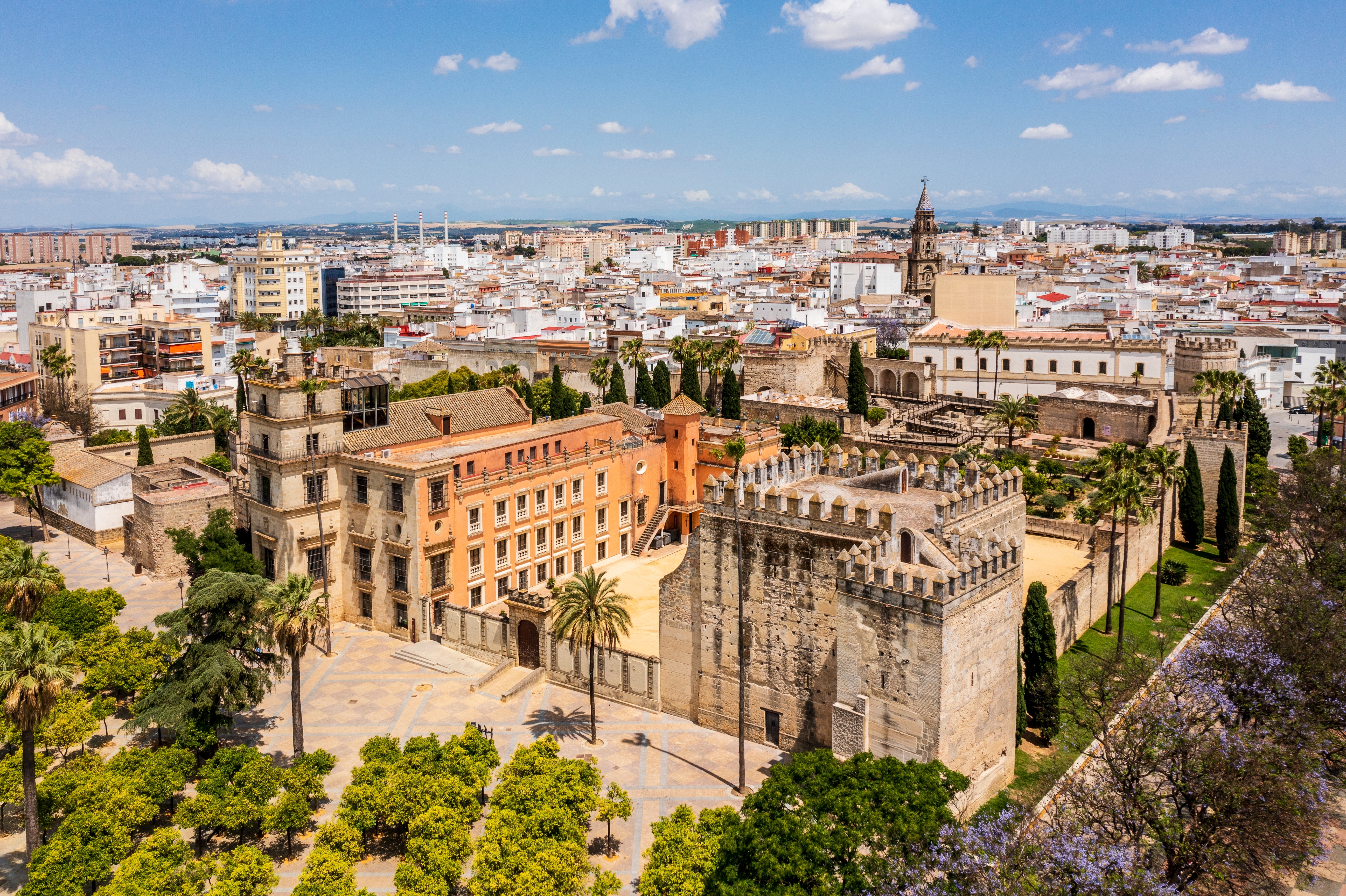 Betagende luftfoto over Jerez de la Frontera, den berømte sherrybys historiske centrum med dens karakteristiske bygninger og det omkringliggende landskab i Cádiz-provinsen, Andalusien - oplev flamencobyen på din rejse til Spanien